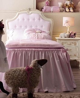 Кровать Giorgio Casa CASA DEI SOGNI, отделка кремовый полуматовый лак, декор серебро, ткань cat. B, капитоне на изголовье